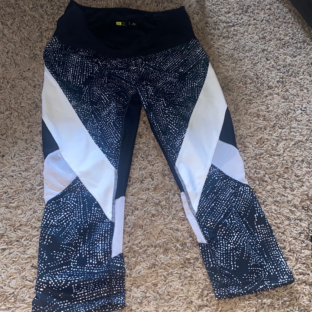 Xersion Fitted Size Medium Capris Active Wear